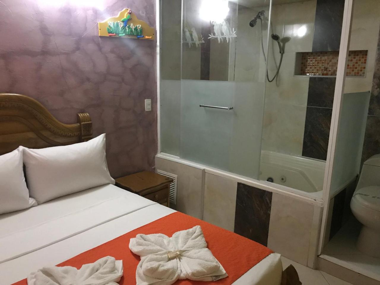 Hotel Las Guacamayas Гуатапе Экстерьер фото