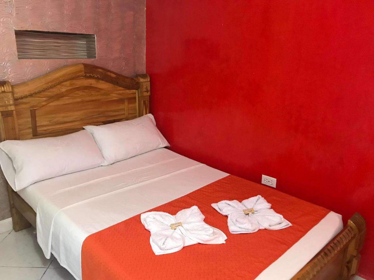 Hotel Las Guacamayas Гуатапе Экстерьер фото