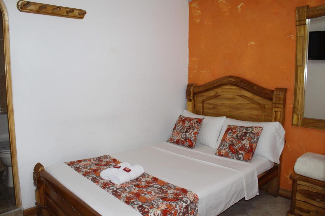 Hotel Las Guacamayas Гуатапе Экстерьер фото
